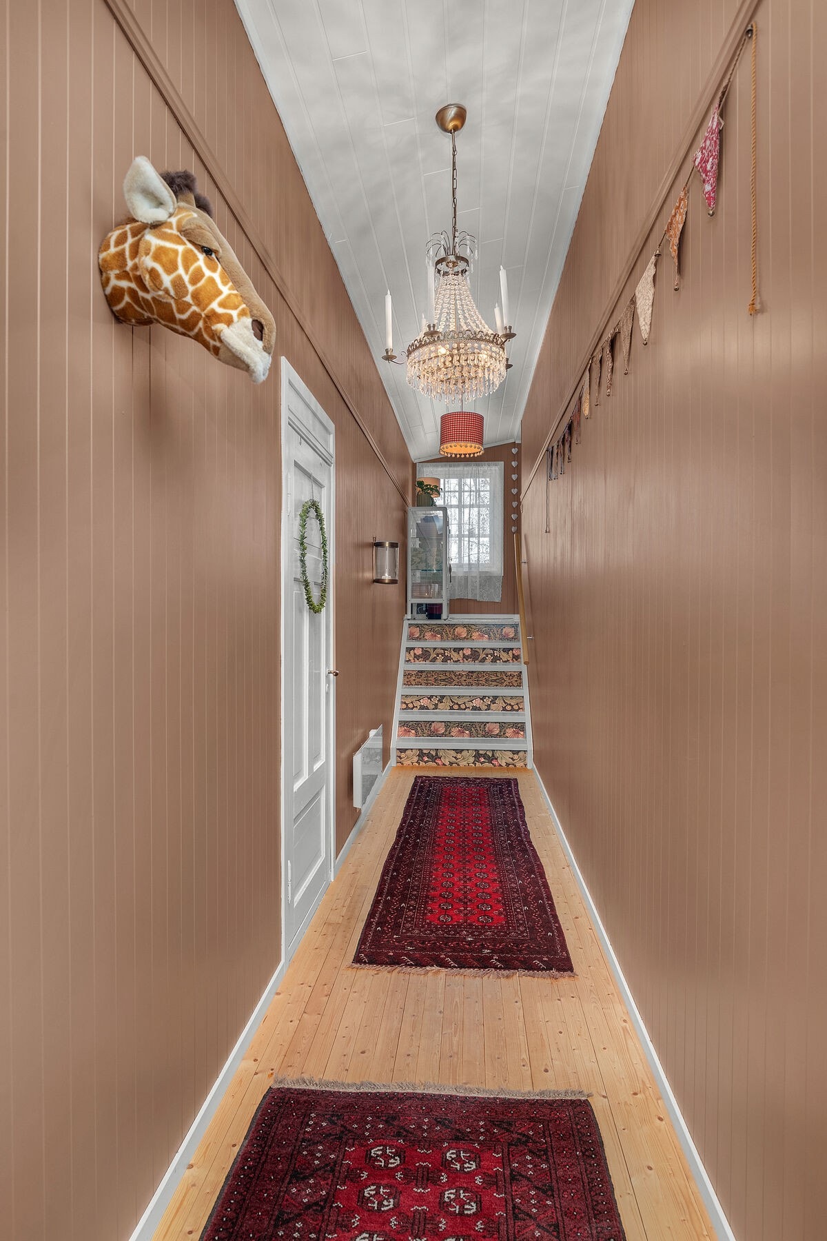 Fra kjøkkenet går passasje og trapp videre mot den andre enden av huset, hvor både arbeidskontor og soverom ligger. Galleribilde