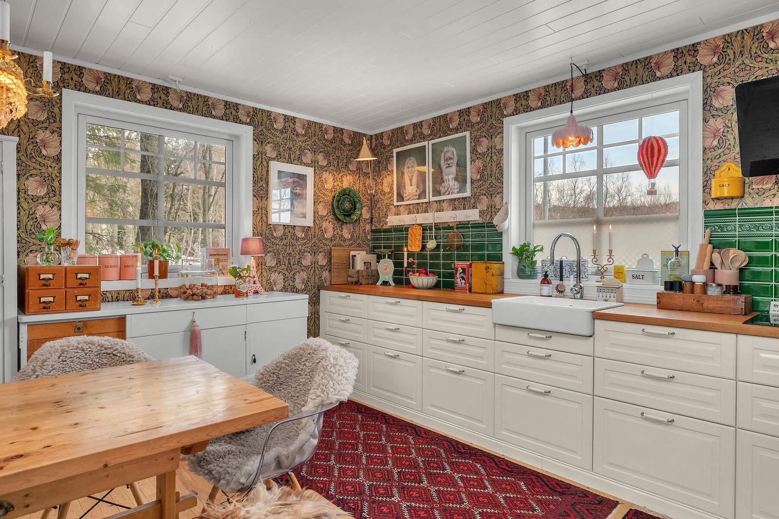 Vindusflater i to retninger sørger for rikelig med naturlig lysinnslipp. Galleribilde