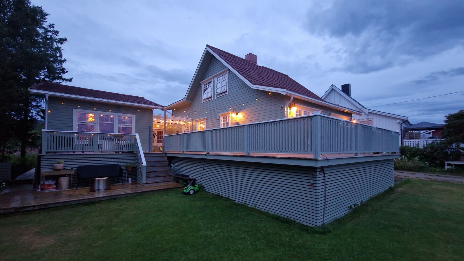 Boligen sett utenfra med flere gode oppholdssoner rundt huset. Stor terasse med plass til ønsket møblement. Galleribilde