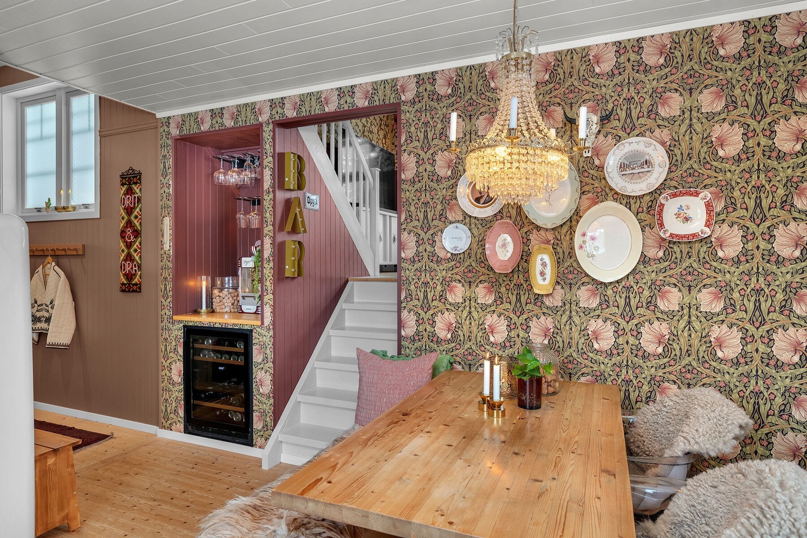 Fra kjøkkenet er det trapp opp til stue. Galleribilde