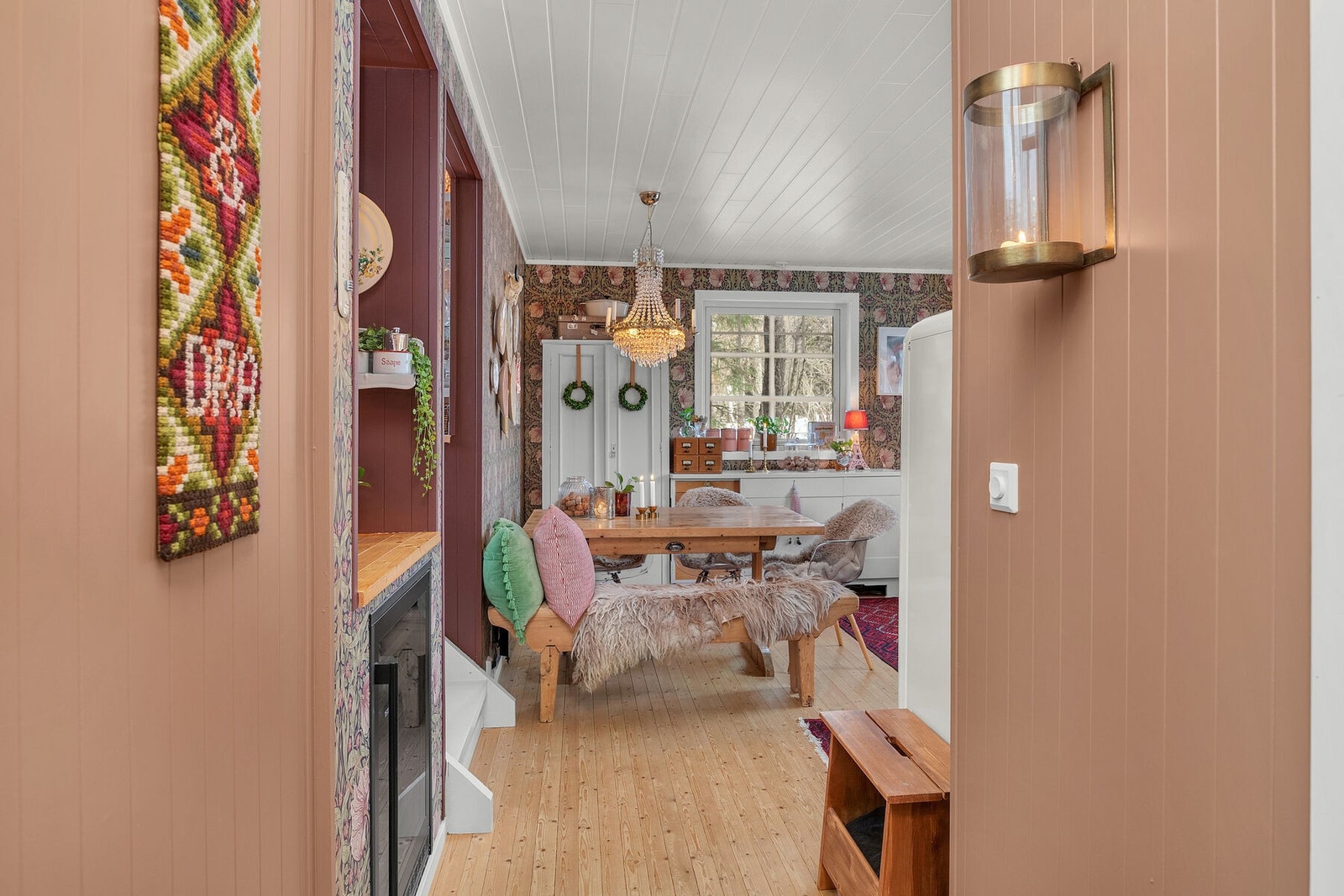 Innsyn mot husets smykke - kjøkkenet. Et rom med særpreg og personlig uttrykk. Galleribilde