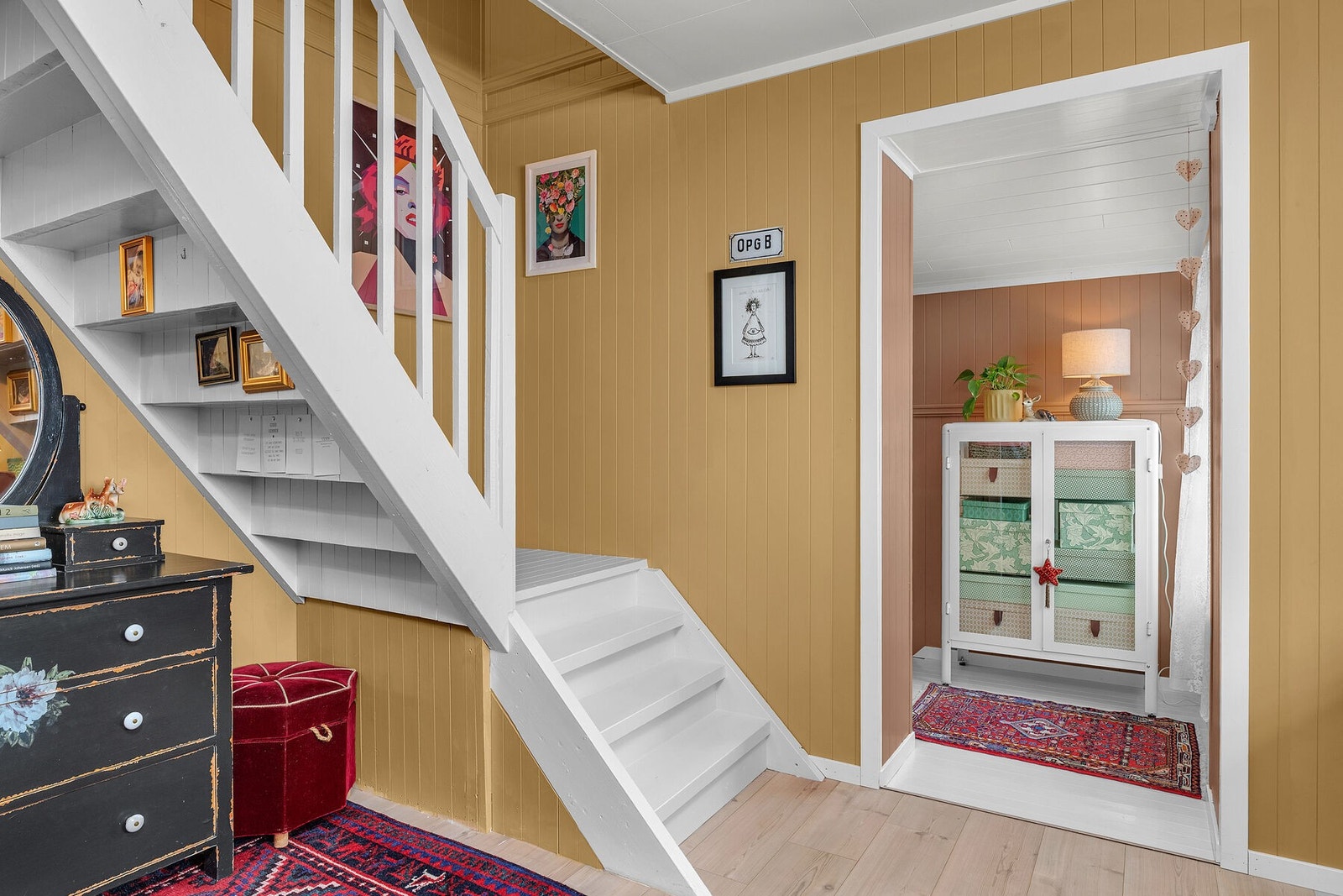 Fra kontoret er det trapp opp til soverom. Galleribilde