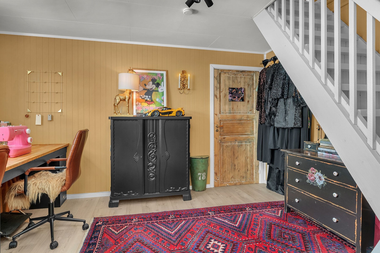 Dør som holdes låst, for det er dør inn til utleiedel. Galleribilde