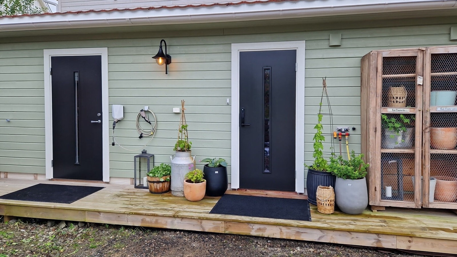 Dette er del av tilbygget fra 2018/19. Dør til høyre er hovedinngangen. Dør til venstre er til bod. Inngang til den gamle delen er på andre siden. Så man er veldig skjermet fra utleiedelen. Galleribilde