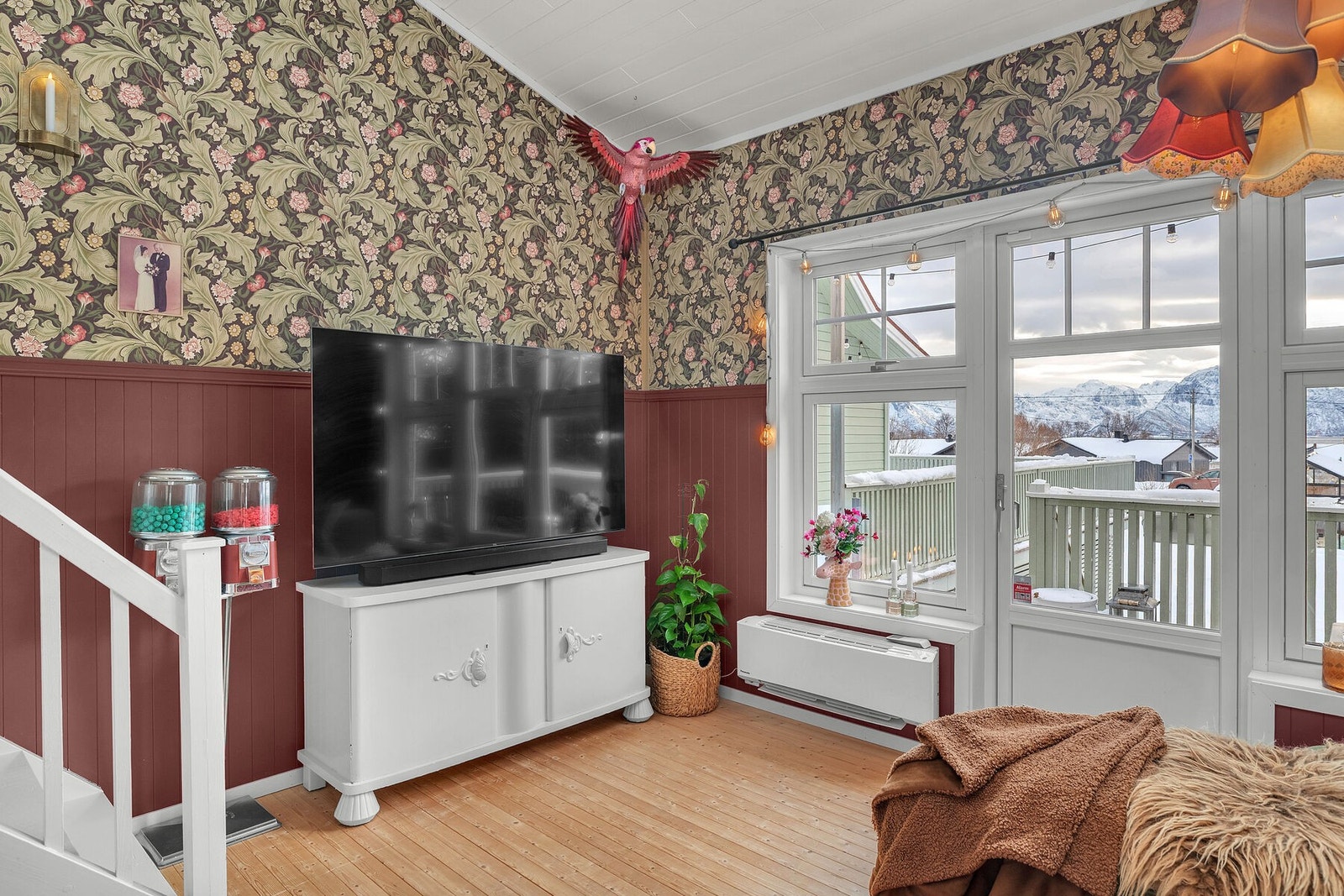 I 2019 ble det installert nye varmepumper i både hoveddel og tilbygg, noe som sikrer behagelig og energieffektiv oppvarming. Galleribilde