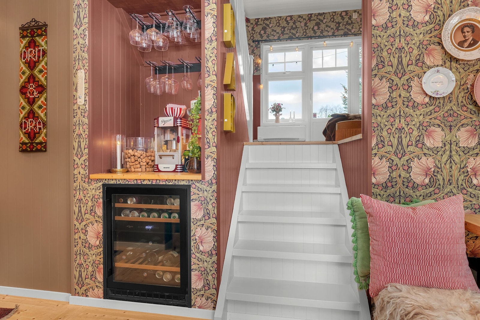 Plassen i trapperommet er godt utnyttet med en plassbygd nisje med vin-/barløsning. Galleribilde