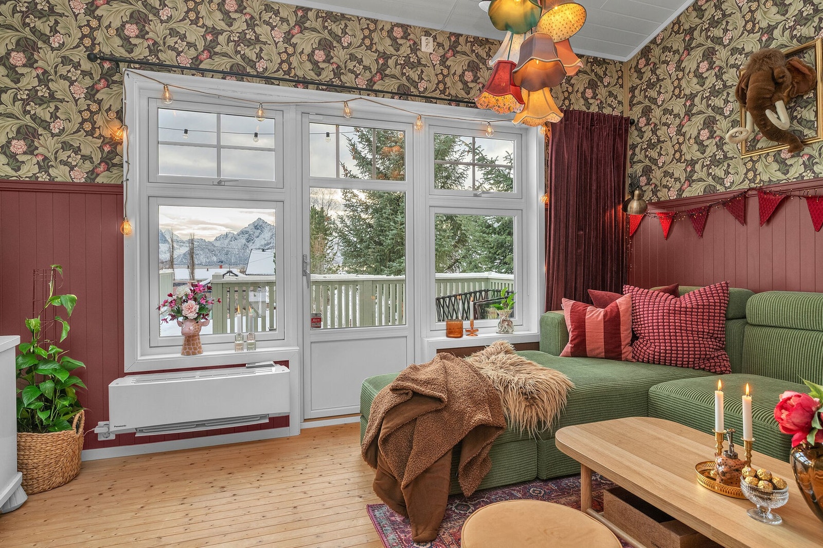 Boligen varmes opp med varmepumpe. På varme dagen kan balkongdør ut til teressa åpnes. Galleribilde