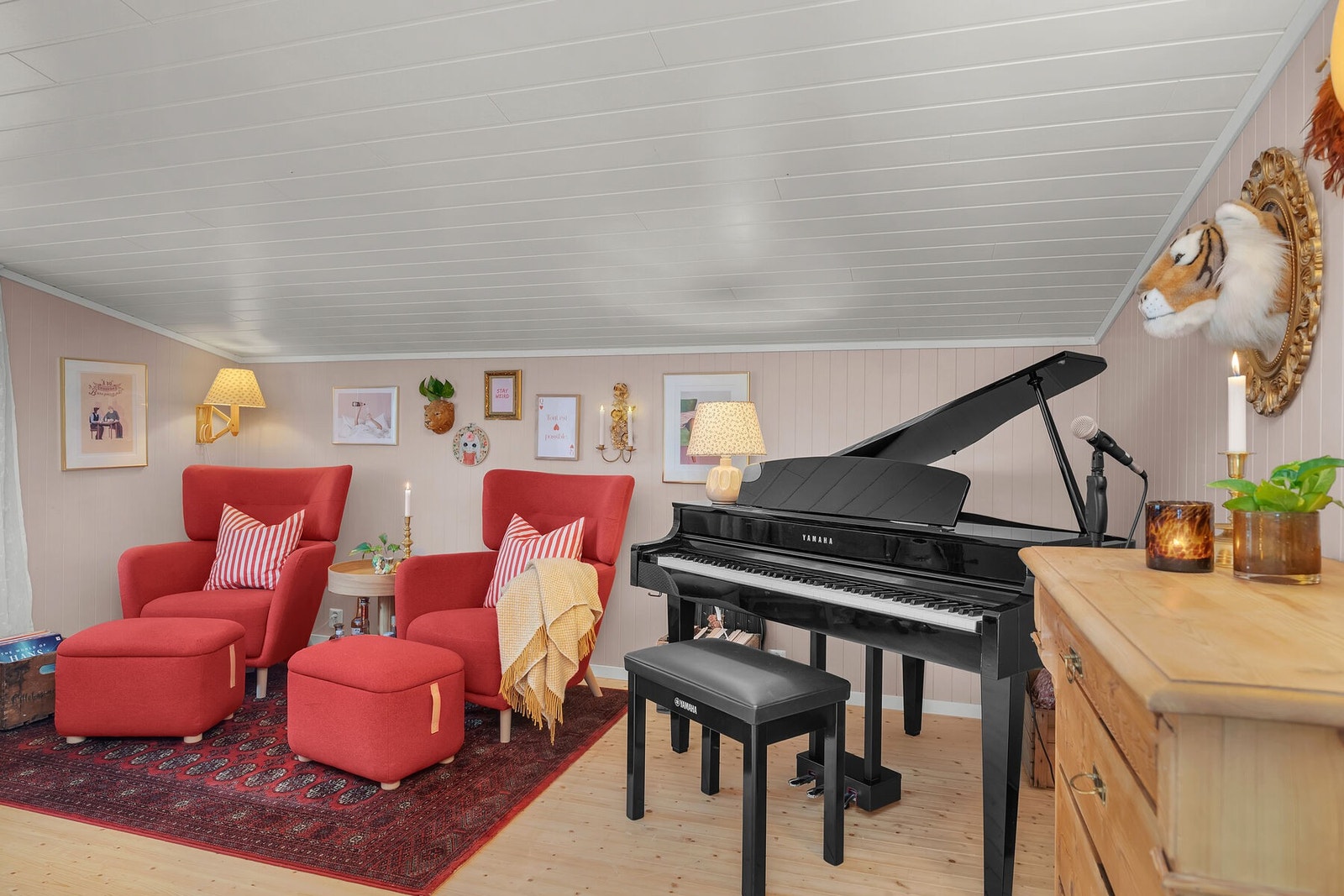 Romslig loftstue som er innredet under skråtak Galleribilde