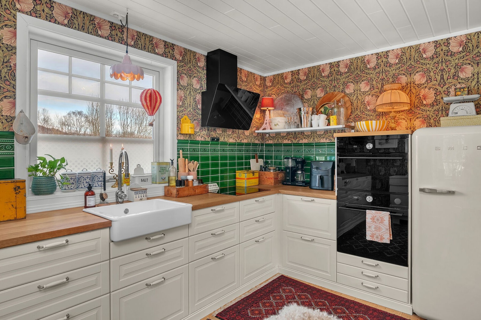 Kjøkkenet er utstyrt med kjøleskap fra Smeg, to stekeovner, platetopp og moderne ventilator i sort utførelse. Galleribilde