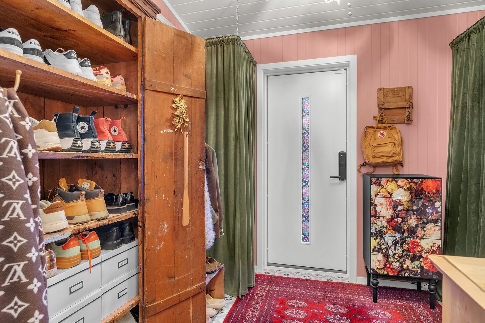 Entréen gir et hyggelig førsteinntrykk av boligen og byr på gode oppbevaringsmuligheter. Galleribilde