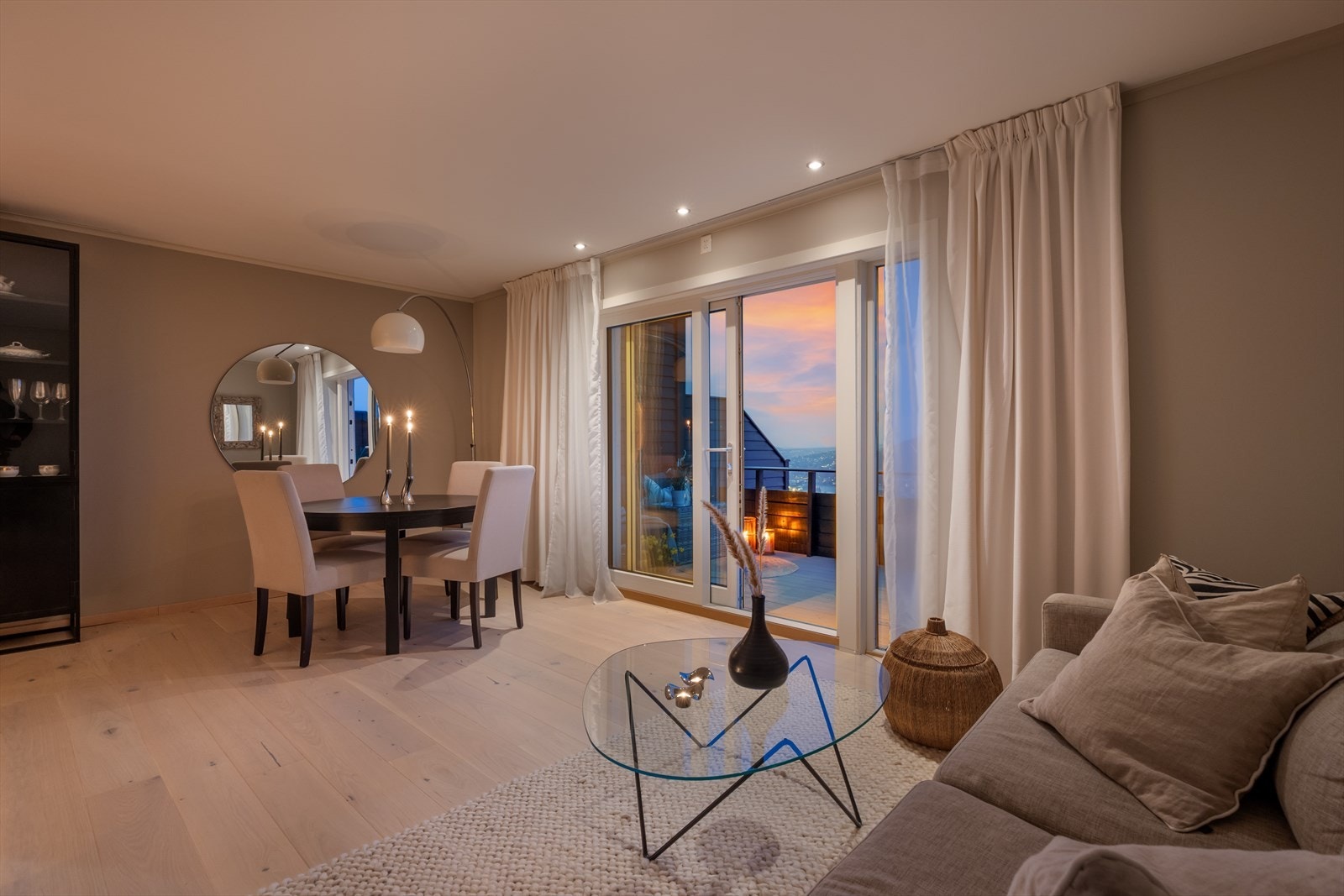 Fra stuen er det via skyvedører (nye høsten 2025) utgang til vestvendt altan på 12,7 kvm. Galleribilde