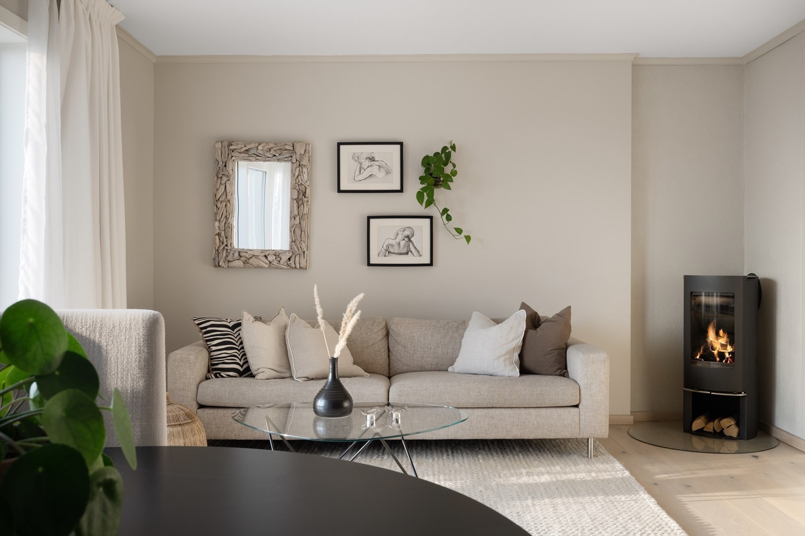 Vedovnen gir en lun atmosfære og god varme på kalde dager. Pipen er rehabilitert og har fått installert nyere stålrør. Galleribilde