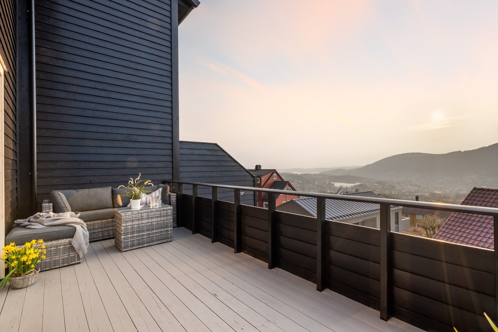 Terrassen har plass til både spisebord og en loungegruppe Galleribilde