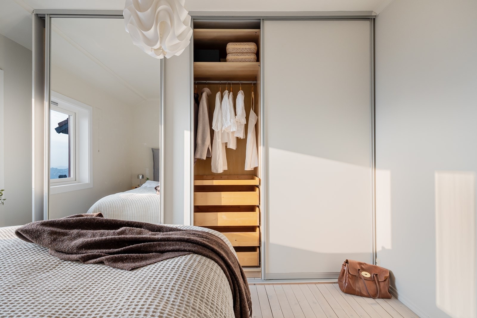 Trippelt garderobeskap gir god plass for klær og sko Galleribilde