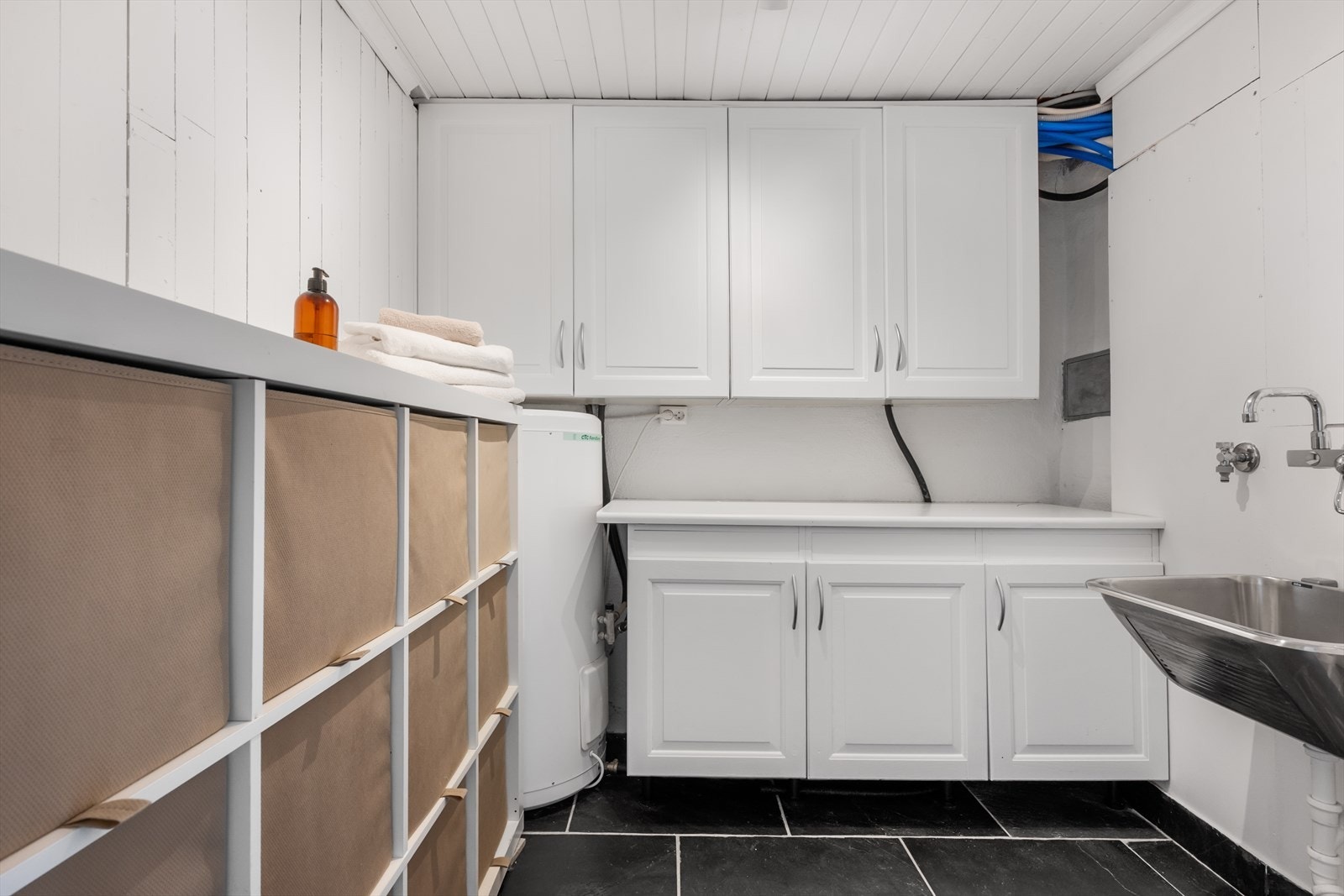 I denne boligen får du det perfekte vaskerommet. Godt sorteringssystem samt god utnyttelse av plassen som er til rådighet. Galleribilde