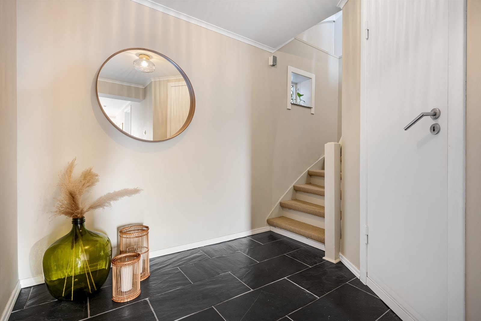 Trappen gjennom boligen er belagt med sisalteppe, som gir et lunt uttrykk og god slitestyrke. Galleribilde