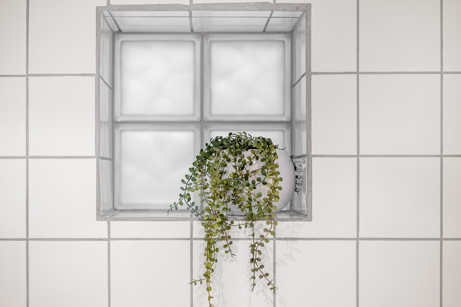 Sjarmerende lysinnslipp på badet. Galleribilde