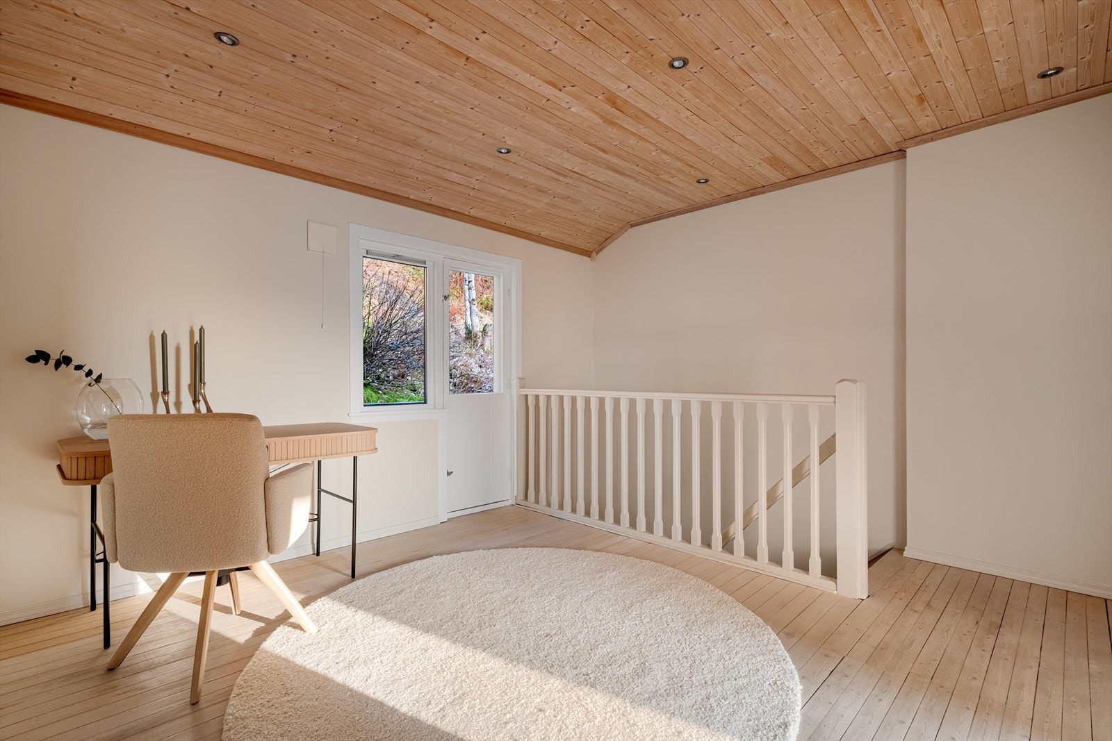 I øverste etasje møtes du av en åpen og delikat loftstue (opprinnelig soverom). Utgang til altan med morgensol. Galleribilde