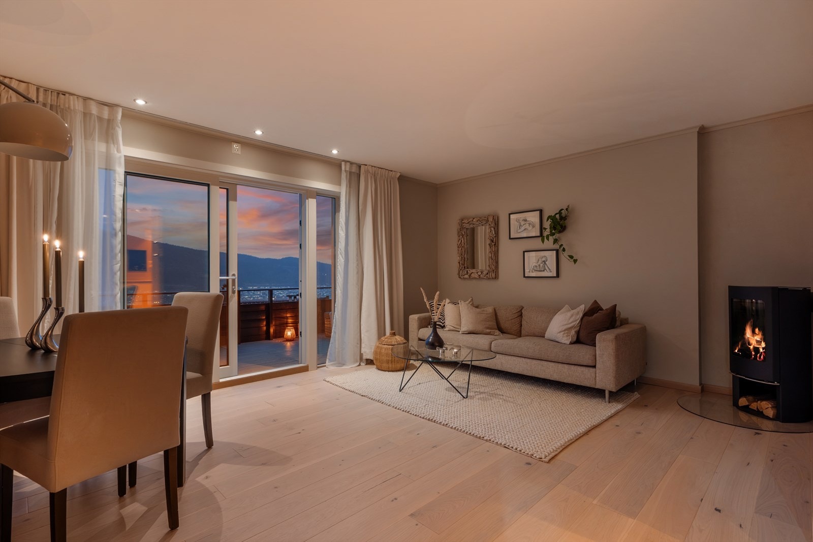 Store vindusflater i oppholdsrommet gjør at den flotte utsikten også kan nytes innenfra. Galleribilde