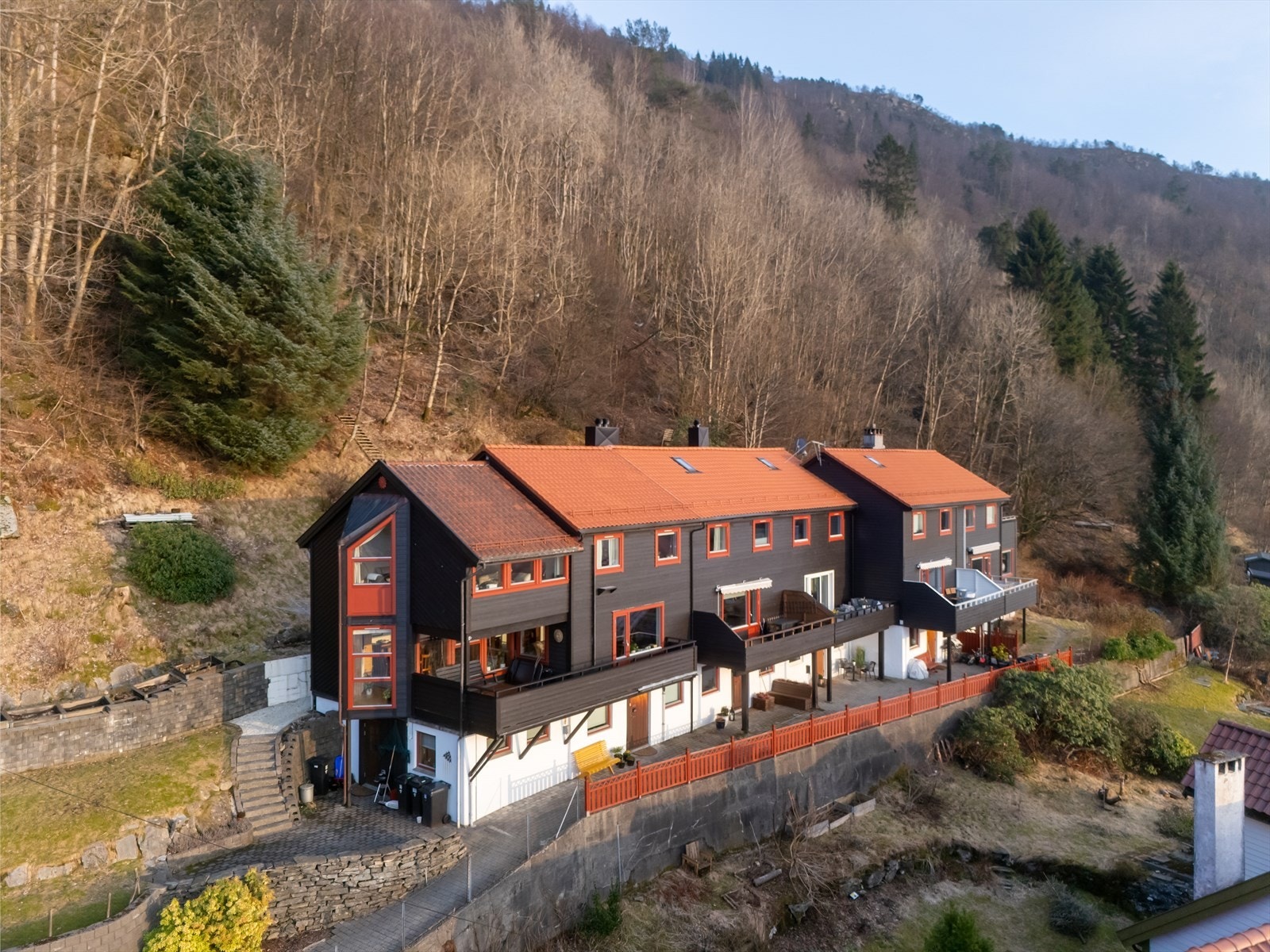 Boligen ligger tilbaketrukket og helt uten biltrafikk. Galleribilde