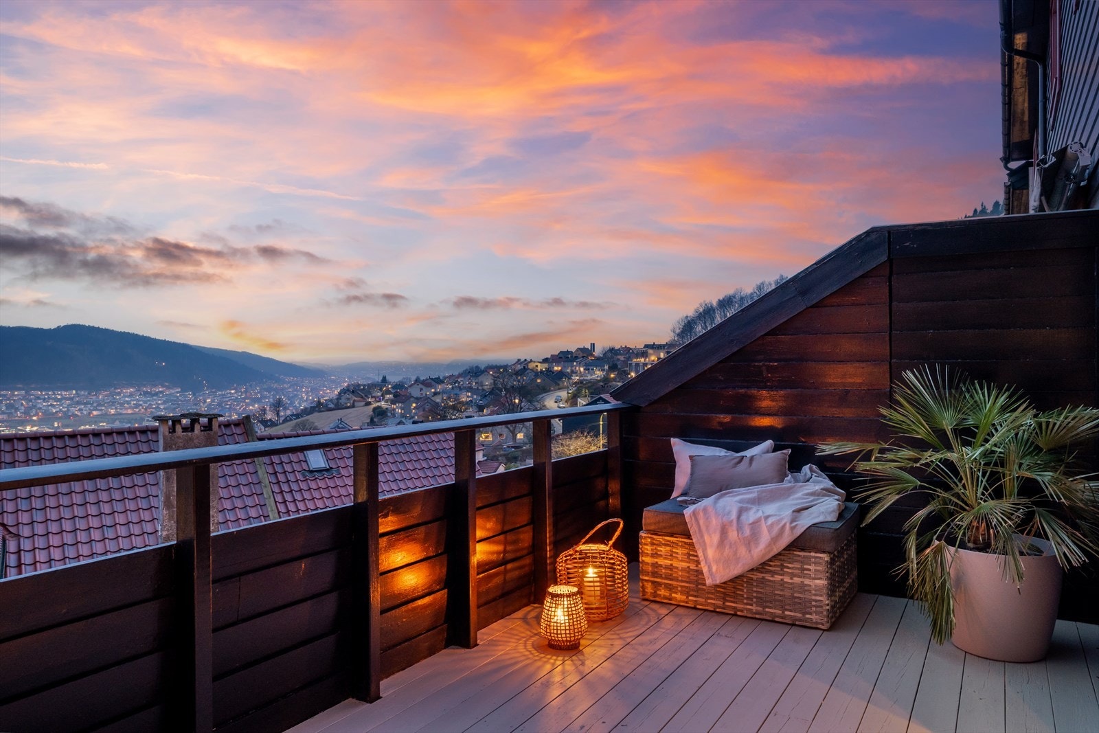 Med vakker utsikt over byfjellene og Bergensdalen kan man nyte ettermiddager og kvelder og vakker solnedgang... Galleribilde