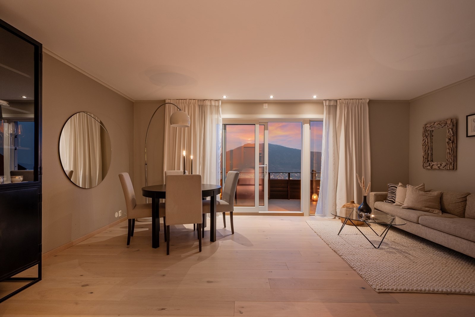 Downlights i stuen gir et behagelig lys og skaper en lun og stemningsfull atmosfære i rommet. Galleribilde