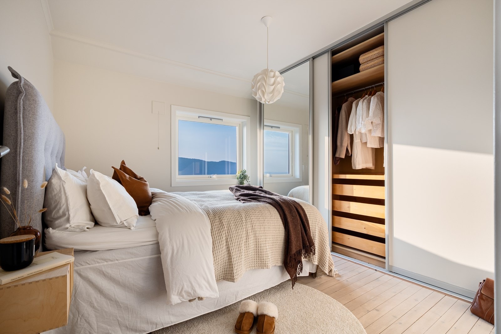 Hovedsoverommet er utstyrt med en romslig skyvedørsgarderobe. Galleribilde