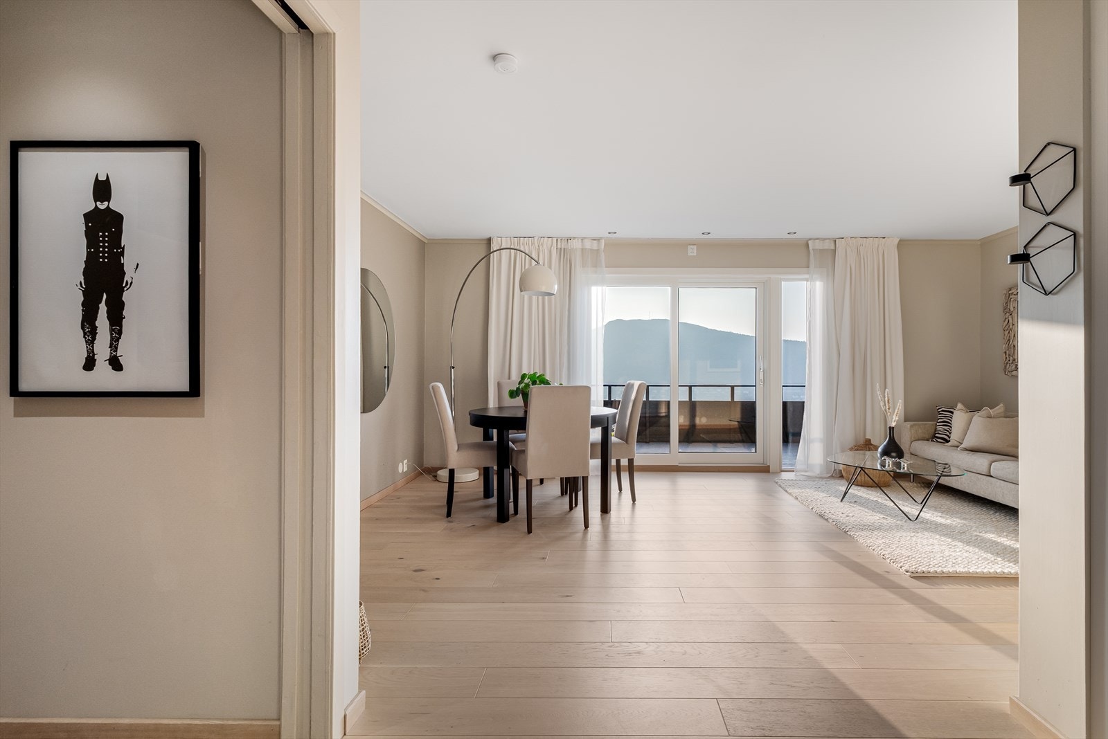 I stuen er det malt med fargen " Gentle Whisper" og en vegg i fargen "Present". Galleribilde