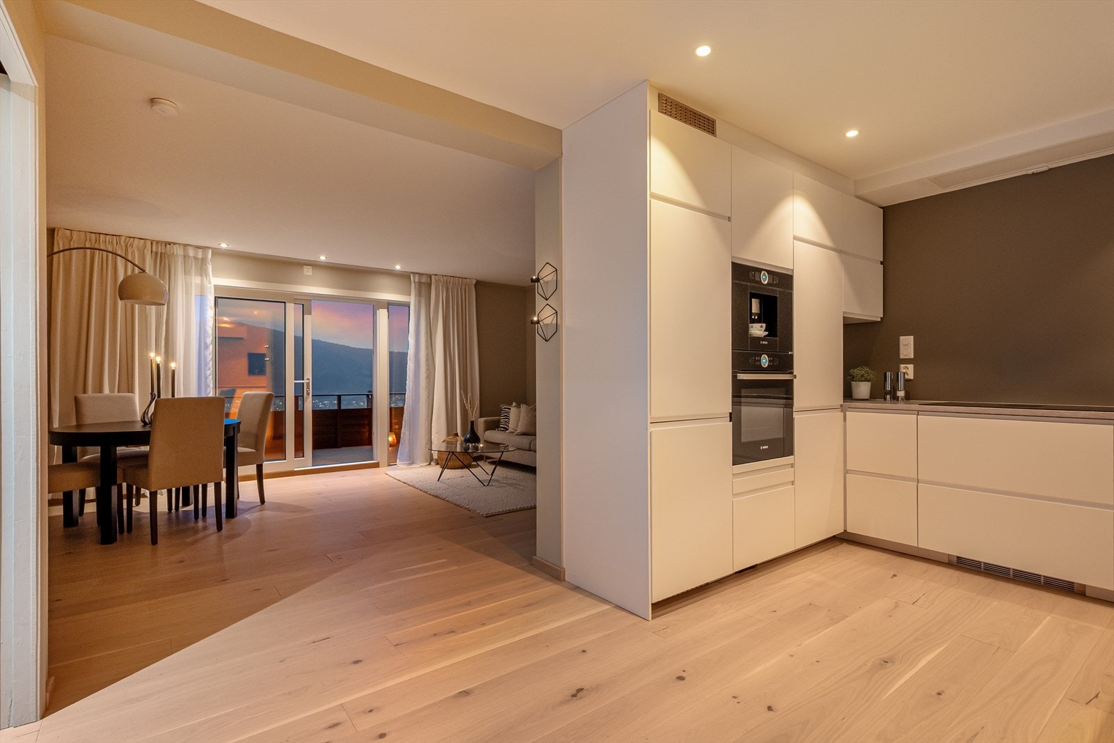 Boligen fremstår med åpne løsninger, svært lekker og moderne. Flere store oppgraderinger de siste årene. Galleribilde