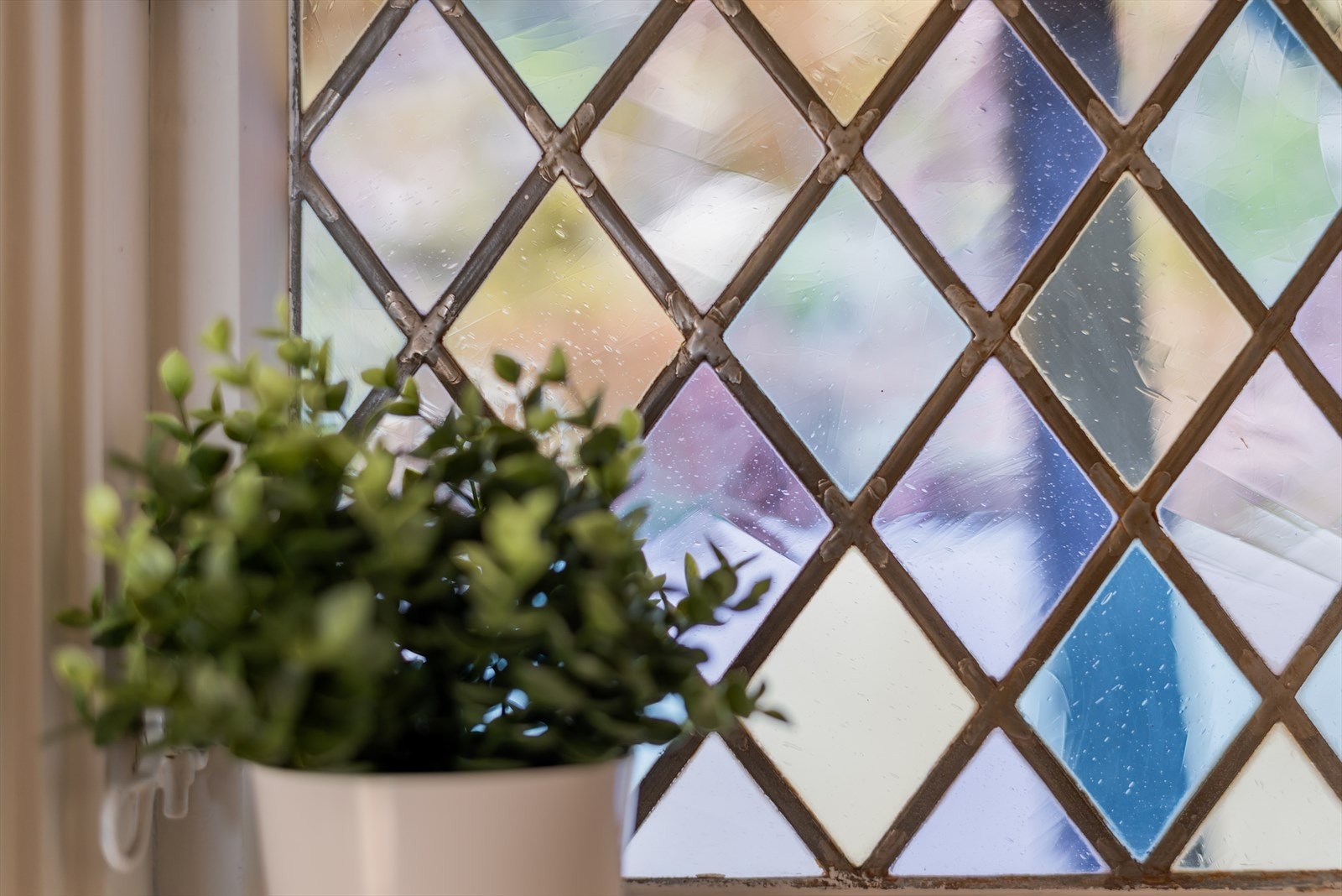 Trappegangen har bevart vakre blyglassvinduer som gir boligen særpreg og et fint lysinnslipp. Galleribilde