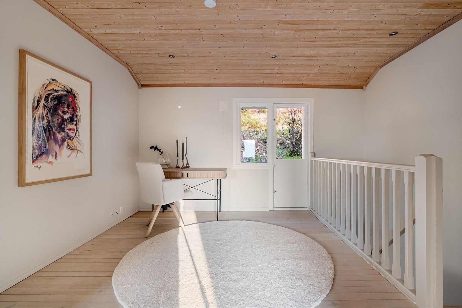 Opprinnelig var rommet et soverom og kan tilbakeføres ved å sette opp to lettvegger. Galleribilde