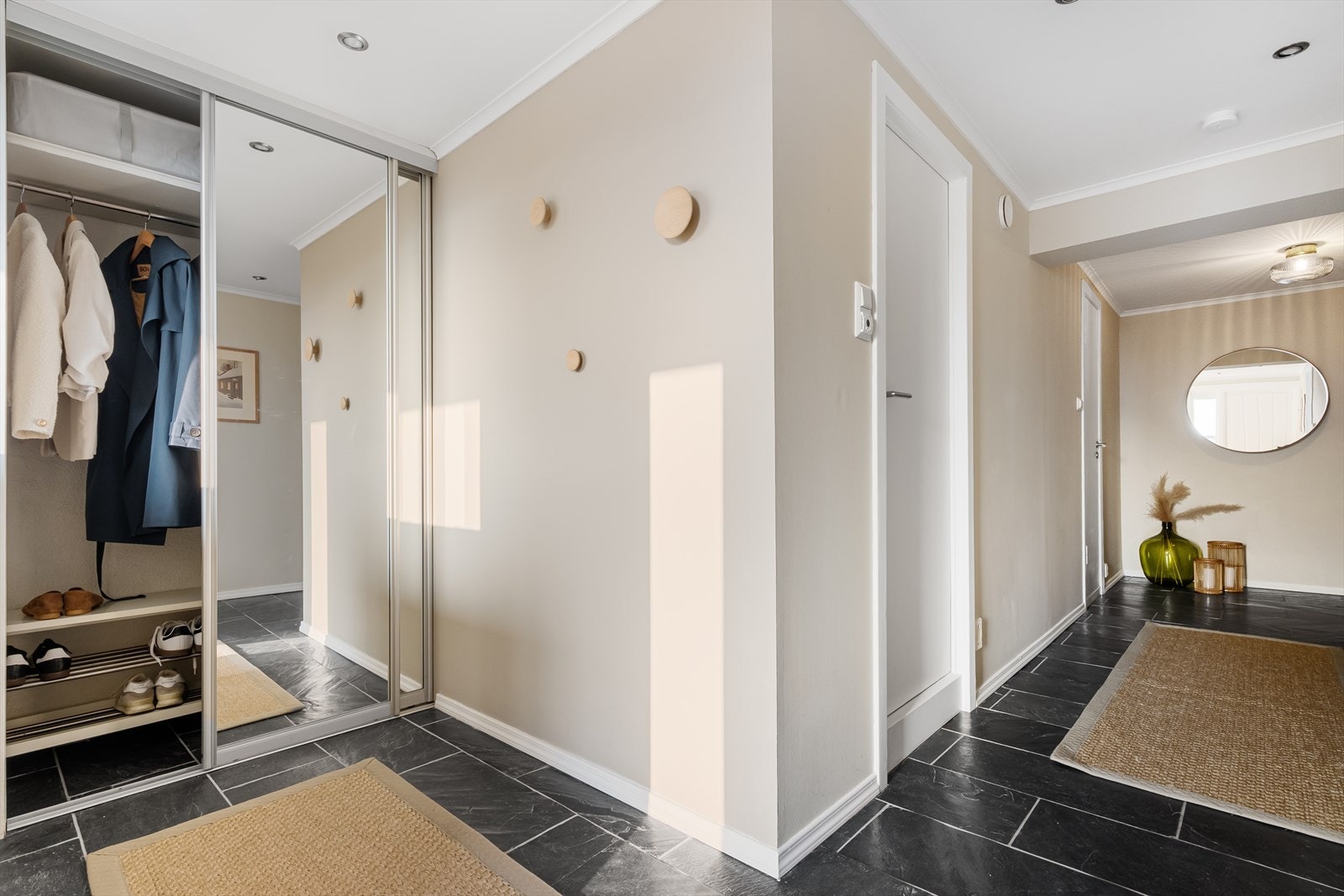 Gangen har praktiske fliser på gulvet. I tillegg er det garderobeskap med god plass til hverdagstøyet. Galleribilde