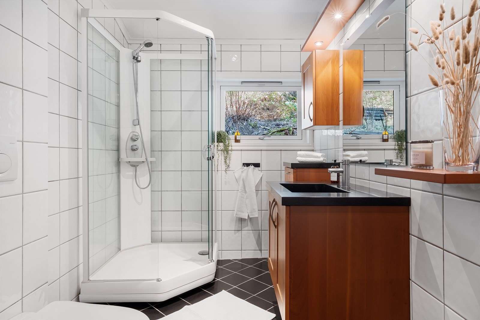 Badet er delikat fliset med pen baderomsinnrednig. God plass til oppbevaring av håndklær og andre toalettartikler. Galleribilde