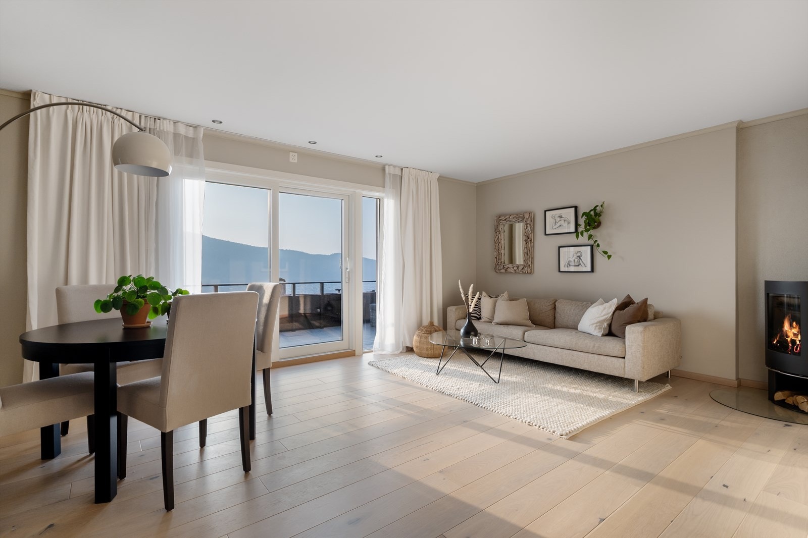 Gjennomgående enstavs parkett i hele etasjen. Galleribilde