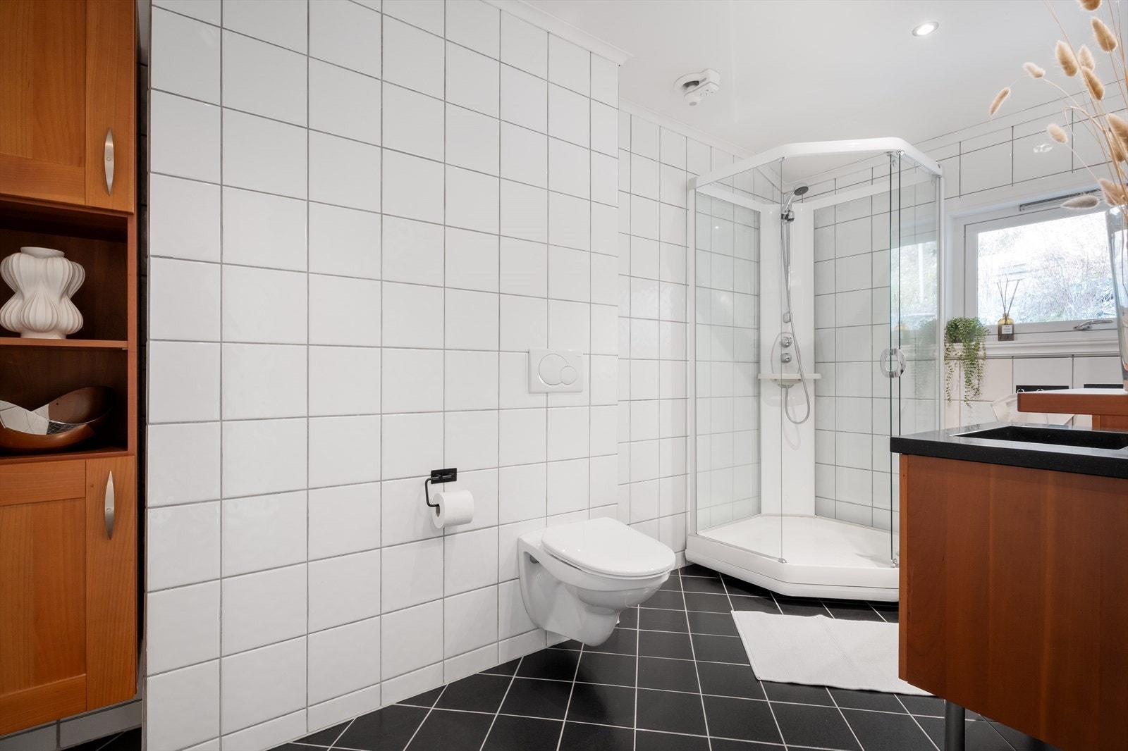 Stort og delikat bad som ligger med lett tilkomst for hovedsoverommet og barnerommet. Galleribilde