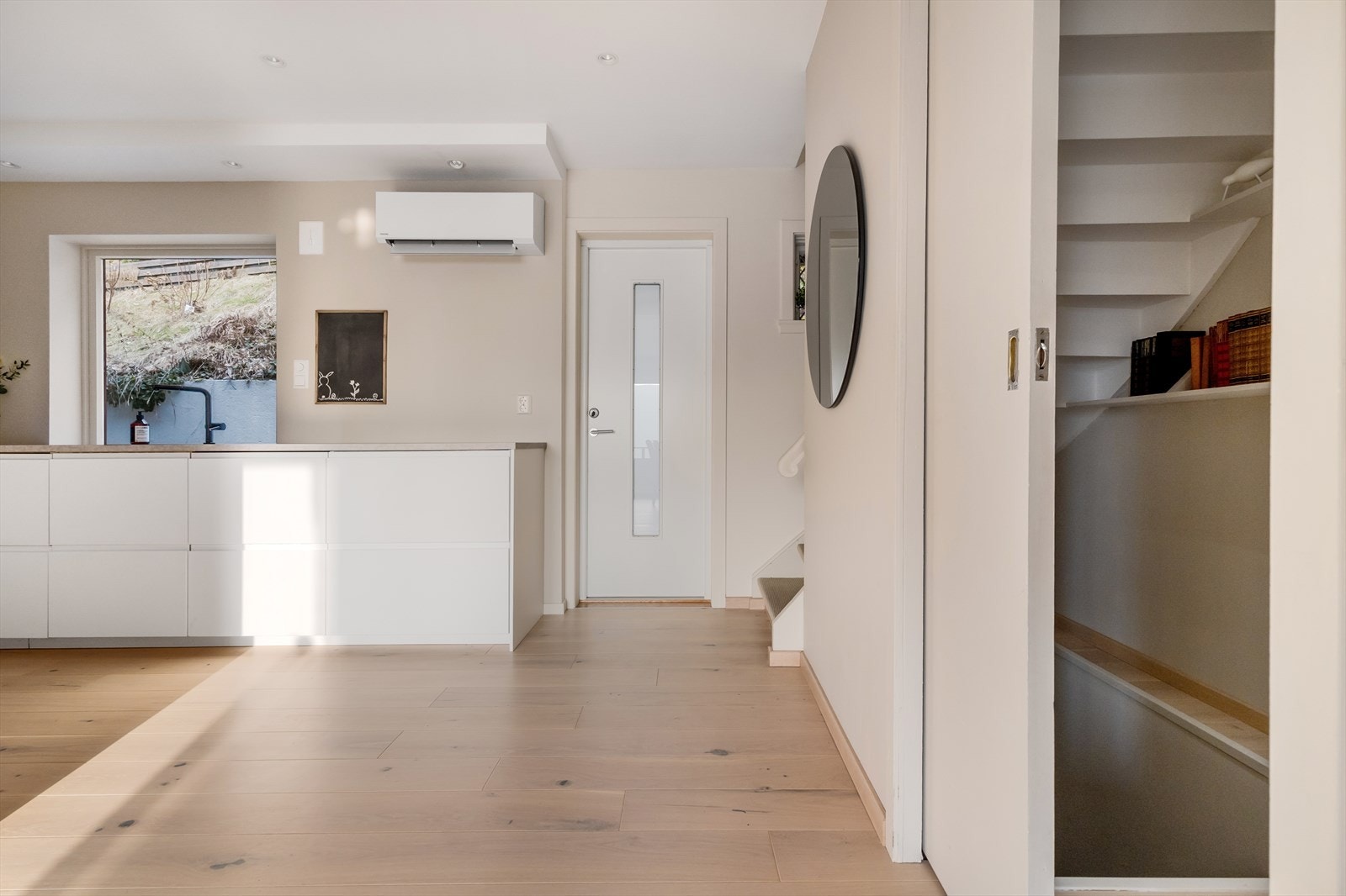 Varmepumpen sørger for jevn og god varmetilførsel. Nyere dør ut til bakhagen samt praktisk skyvedør mot trapp til underetasjen. Galleribilde