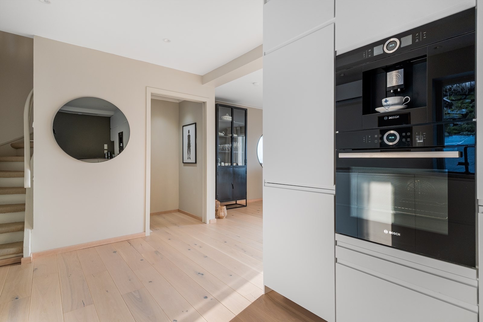 Alt av hvitevarer er integrert: Kjøle/fryseskap, oppvaskmaskin, stekeovn, kaffemaskin og induksjonstopp med integrert ventilator. Galleribilde