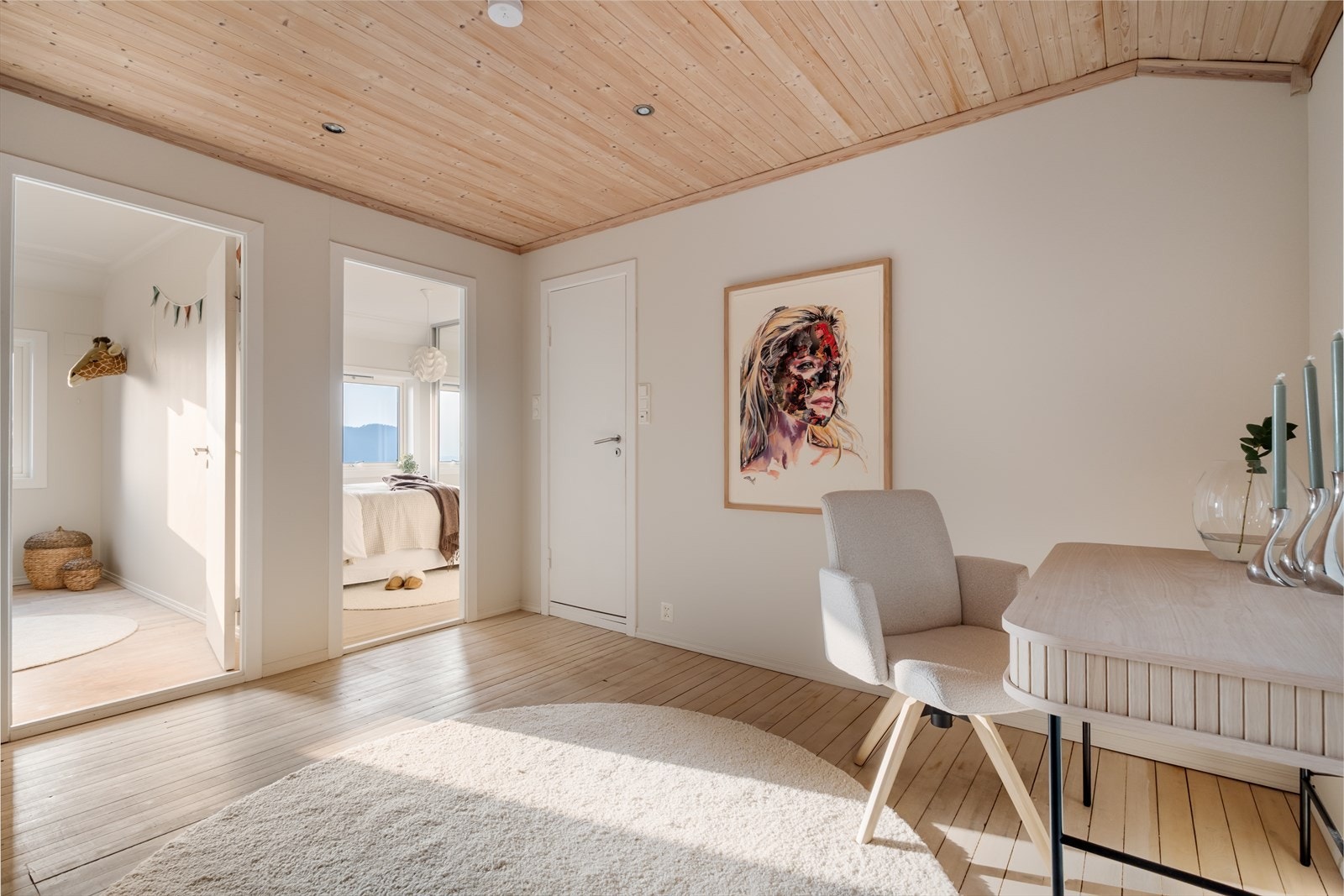 Se for deg køyeseng på barnerommet og barna som tusler ut i pysjen en lørdagsmorgen for lek og tegnefilmer i TV-stuen. Galleribilde