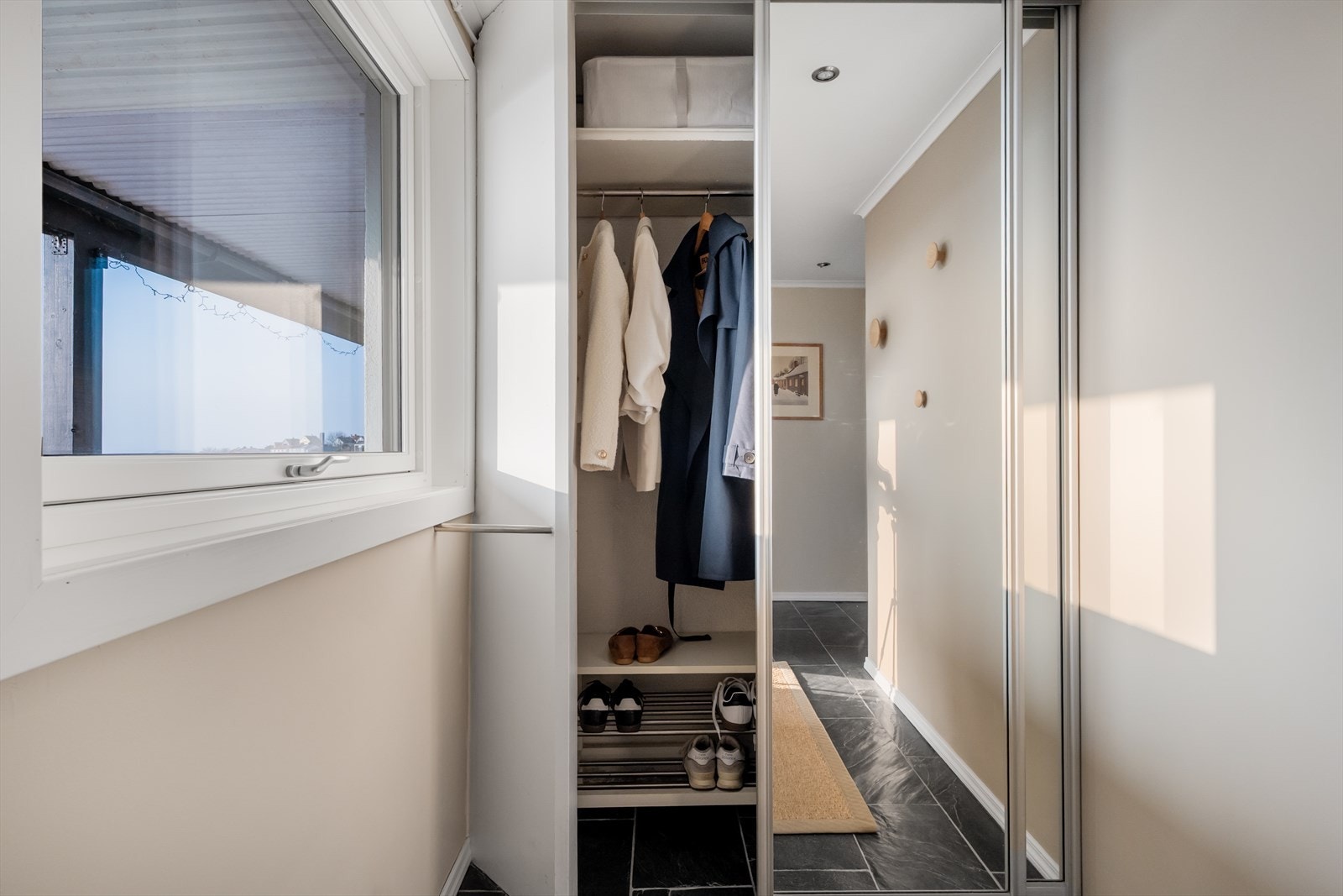 Praktisk med vindu i gangen. Vinduet er 3-lags og ble skiftet høsten 2025 Galleribilde