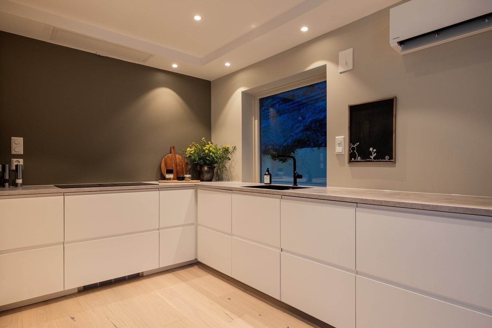 Store arbeidsflater, god oppbevaringspplass og en praktisk utforming gjør dette til et svært hyggelig kjøkken å kokkelere i! Galleribilde