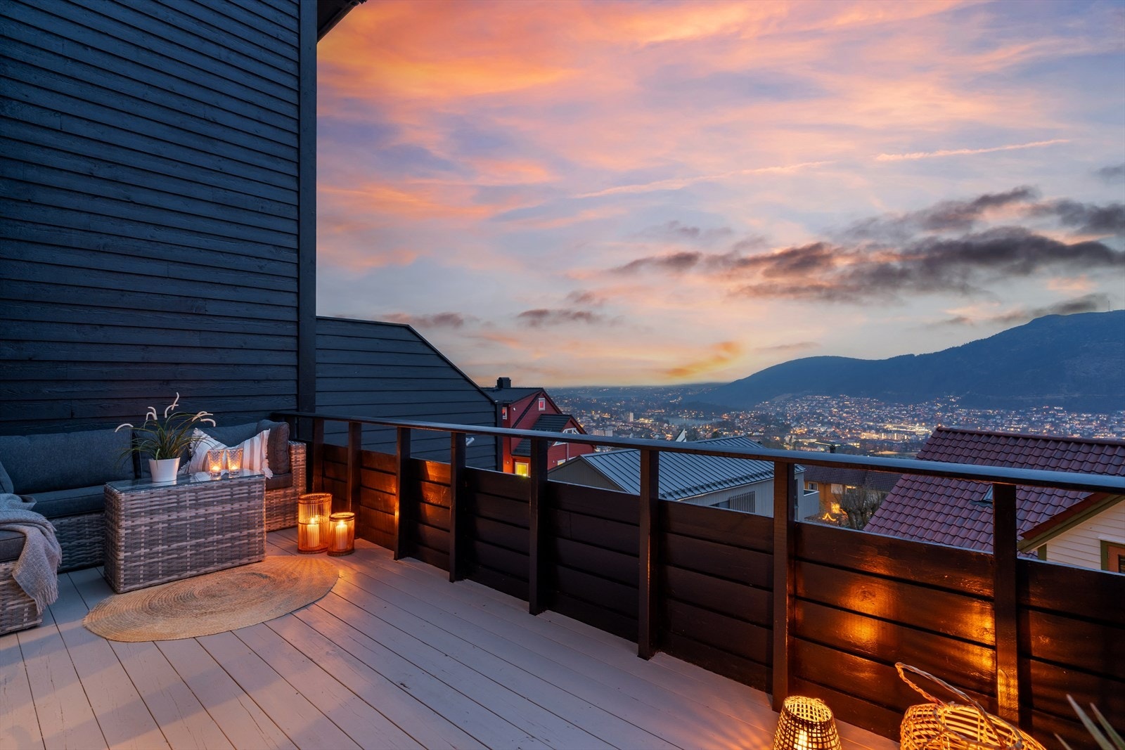 Romsli usjenert terrasse med sol fra formiddag til solen går ned. Galleribilde