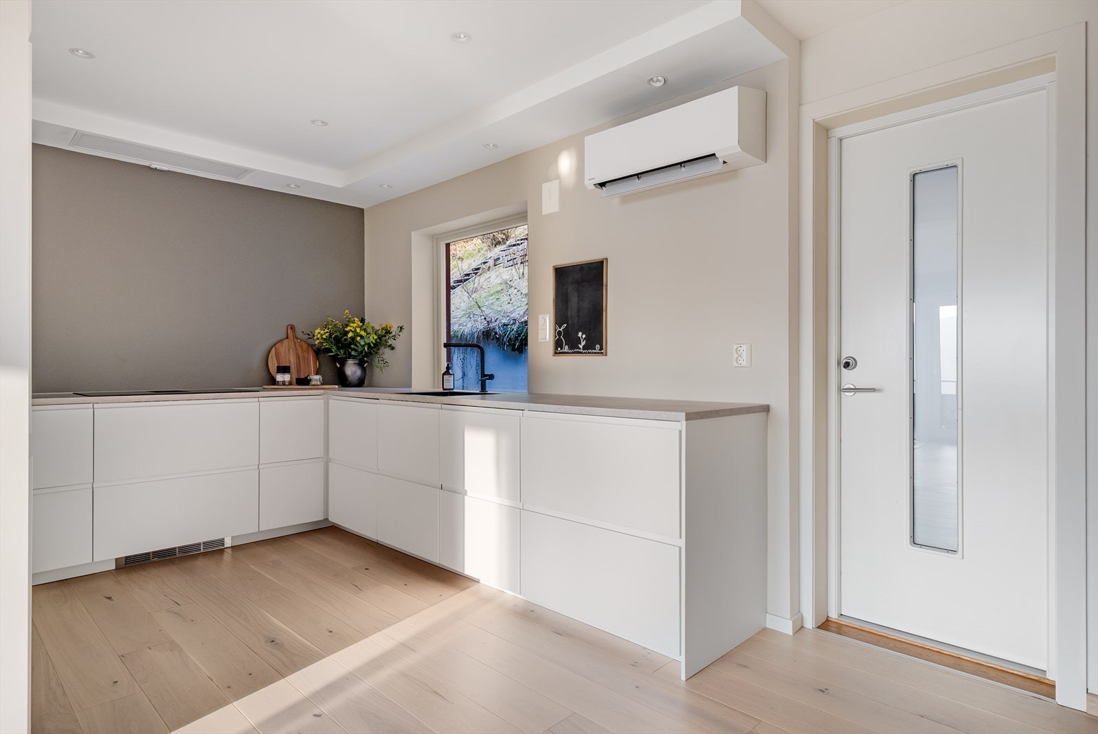 Ifm sentralstøvsugeren er det installert sugebrett ved gulv (montert i sokkellist). Supereffektivt for å samle opp smuler! Galleribilde