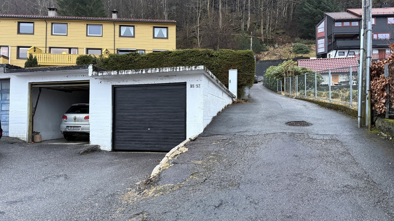 Garasje med strømuttak og biloppstillingsplass i front. Automatisk portåpner. Galleribilde