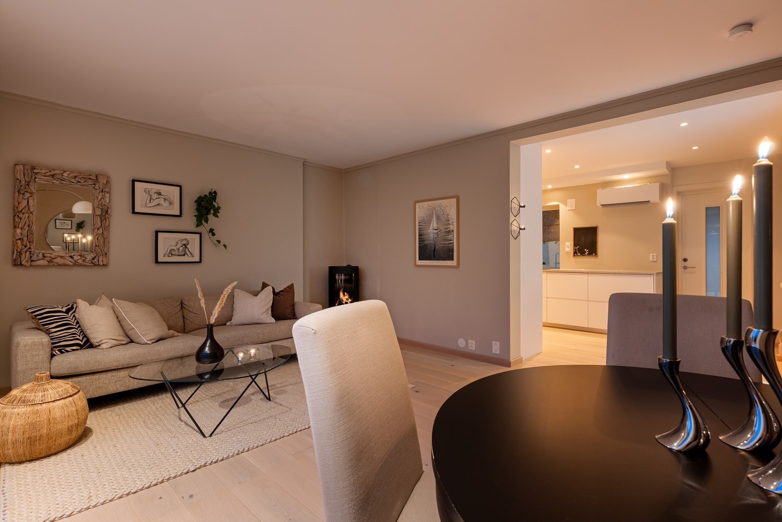 Kjøkkenet er i åpen løsning mot spisestuen men likevel tilbaketrukket fra stuen. Galleribilde