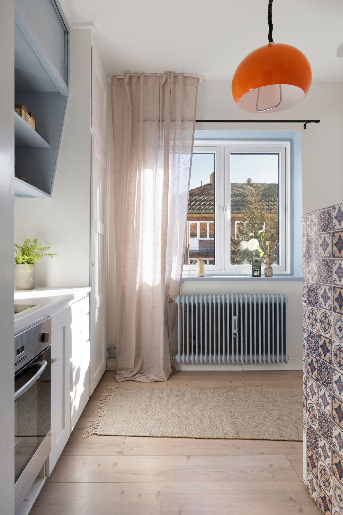 Med et separat kjøkken kan matlagingen foregå uforstyrret, mens stuen forblir et rolig sted å slappe av. Galleribilde