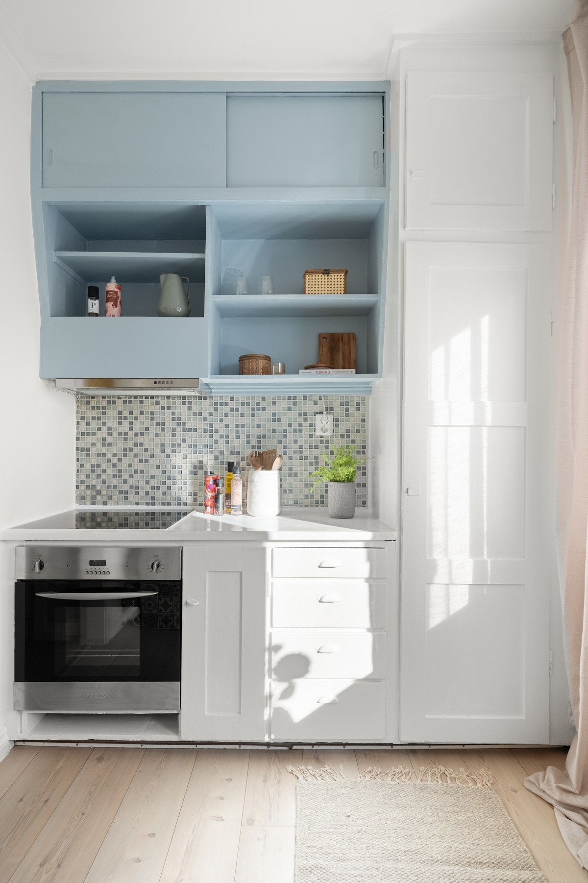 Leiligheten er i dag en 1-roms med adskilt kjøkken, men har potensial for omgjøring til 2-roms ved å flytte kjøkkenet inn i stuen. NB: En slik ombygging kan kreve styrets godkjenning, og det anbefales å avklare dette med styret før eventuelle tiltak igang Galleribilde