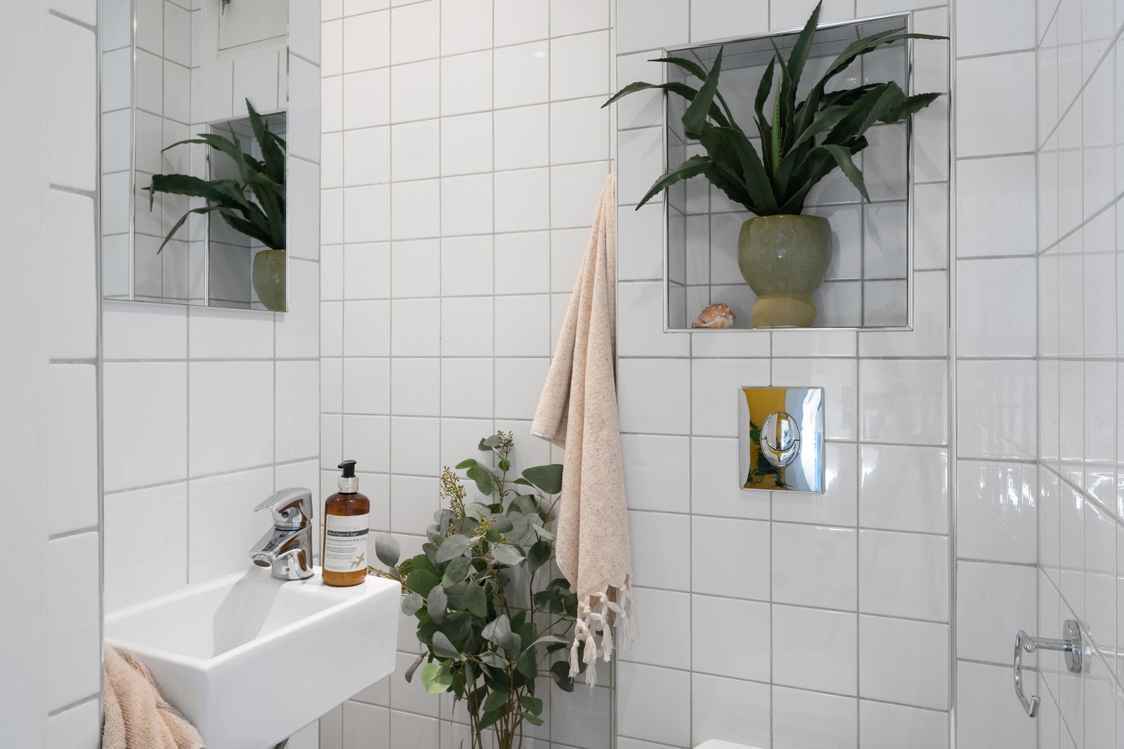 Badet har varmekabler i gulv og taket har downlights med dimmer. Galleribilde