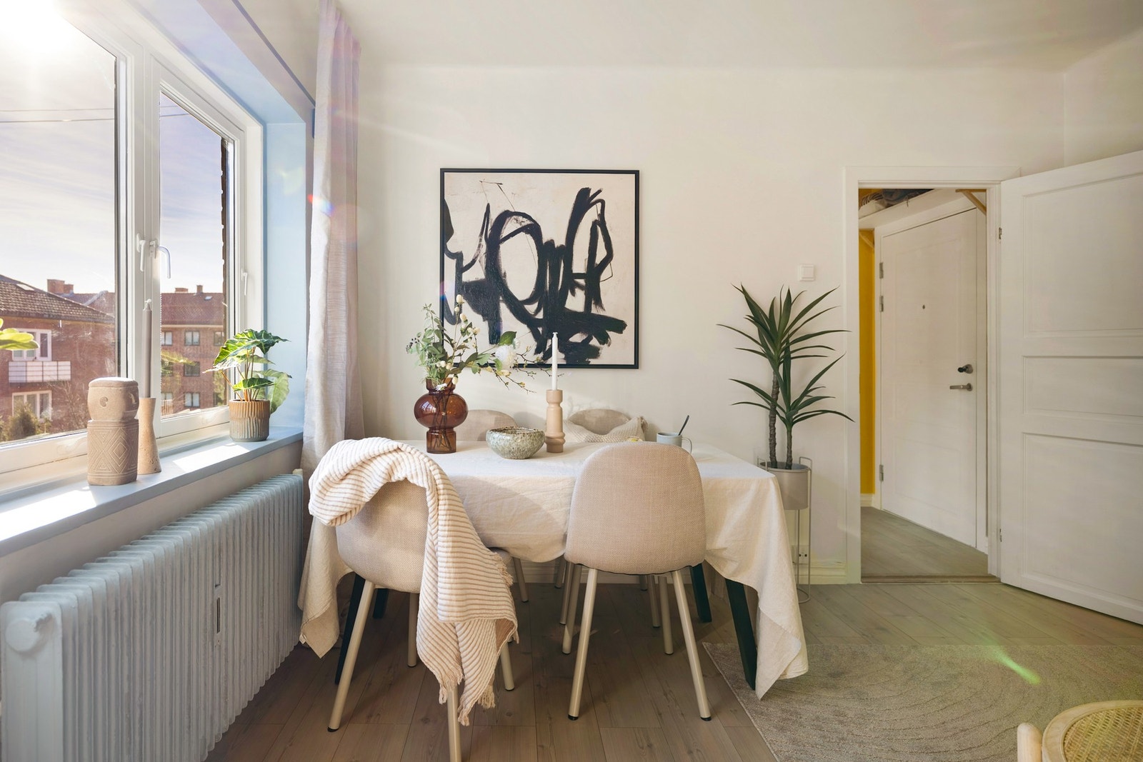 Her er det god plass til spisebord, noe som gjør rommet ideelt for både livlige middager og rolige hverdagsmåltider. Galleribilde