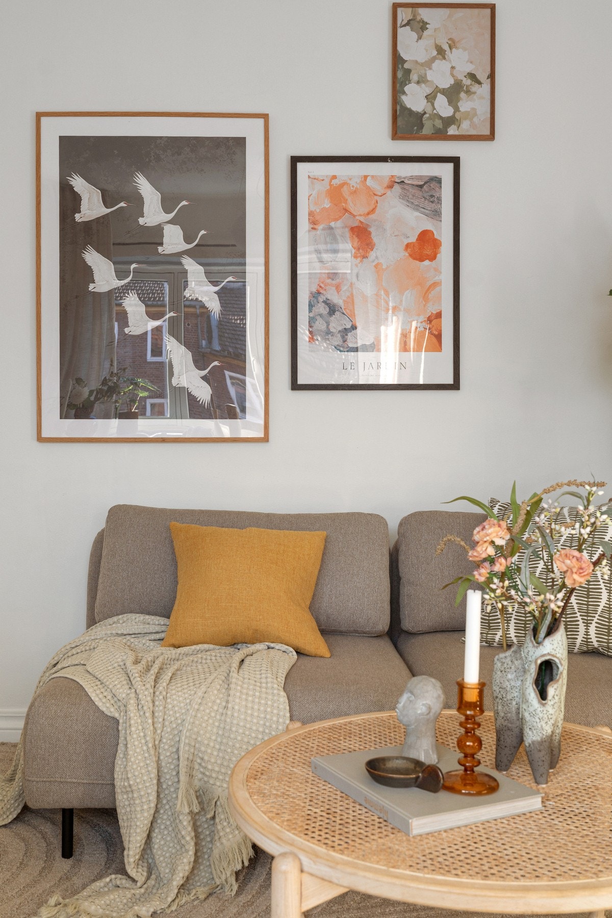 Sofakroken byr på en koselig plass for ro, hygge og hverdagsøyeblikk. Galleribilde