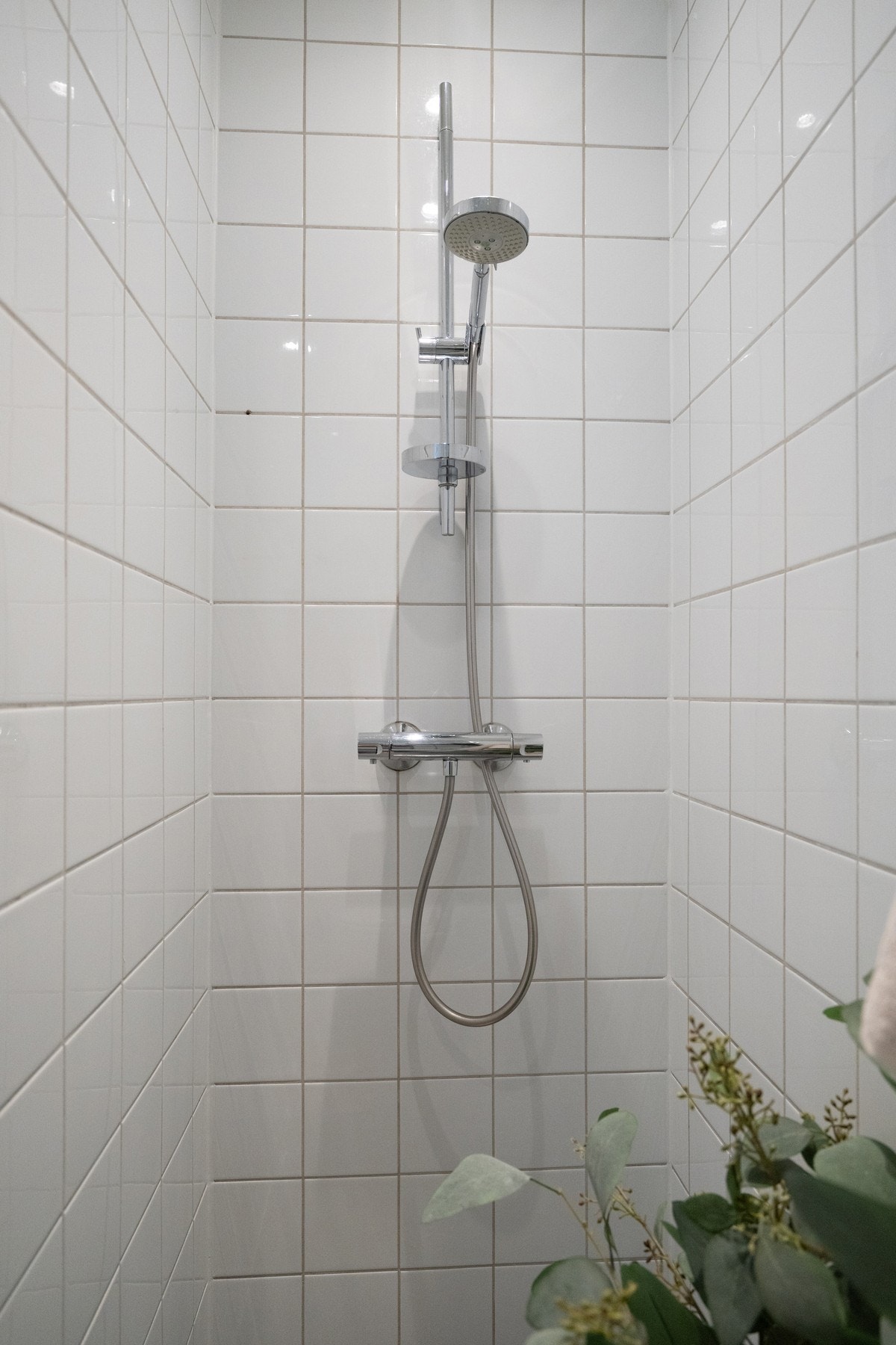 Dusjen ligger i egen krok av badet. Galleribilde